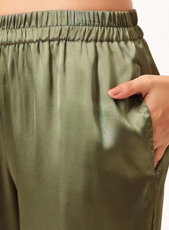 كلوفيا طقم بيجاما من بنطال وبلوزة ساتان بأزرار - Image 2